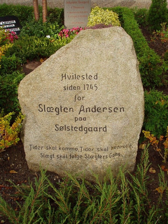 Familiegravsten: Sølstedgaard Side Anders Jørgensen der er den første ejer af slægtsgården SØLSTEDGAARD, kom med familien fra landsbyen Sølsted (heraf navnet), beliggende syd for Bredebro.