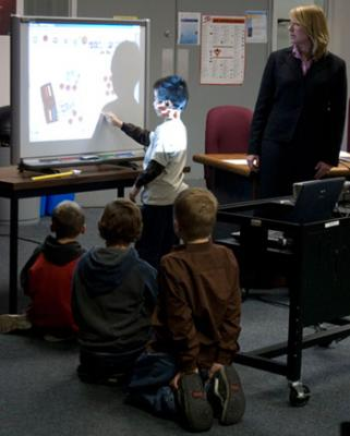 Vedligehold af Projektor. En projektor på skoler kører typisk 3 5 timer dagligt. I mødelokaler er det 1 2 timer dagligt.