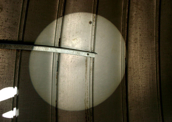 så der var midler til køb af en 13 cm refraktor hos en optiker Musholdt på Købmagergade i København. Figur 3. Kikkerten og den solide observationsplatform hviler på et massivt betonfundament. Foto: K.
