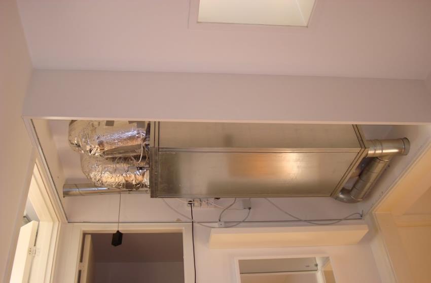 Årsvariation af varmegenvinding Illustration af kompakt ventilationsenhed med varmegenvinding, som er installeret under loft i energirenoverede lejligheder i bl.a. Kisumparken i Brøndby Strand.