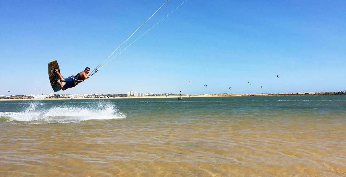På Bering Rejser Kitesurf Camp Algarve 2016 har vi sat os for at skabe den på alle måder perfekte kitesurfingoplevelse.