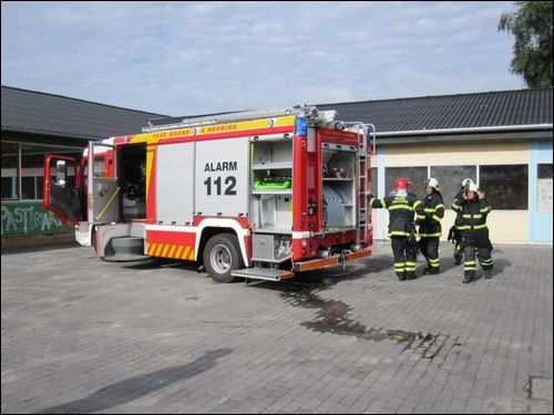 August 2010 Første skoledag v/afdelingsleder Lene Sørensen Skolens brandalarm gik i gang mandag morgen omkring kl. 8.50. Det viste sig at være en fryser i SFO'ens kælderlokaler, der udløste alarmen.