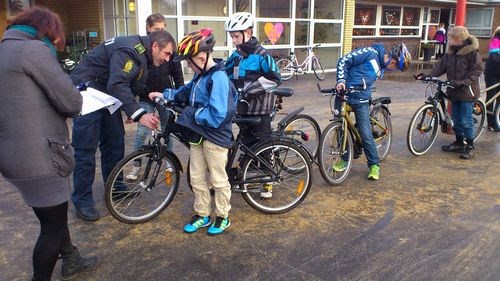 Cykelkontrol 2011 ONSDAG D. 7. DECEMBER kom traditionen tro vores FÆRDSELS KONTAKT POLITIASSISTENT Jens Boesen for at se børnenes cykler efter i sømmene.