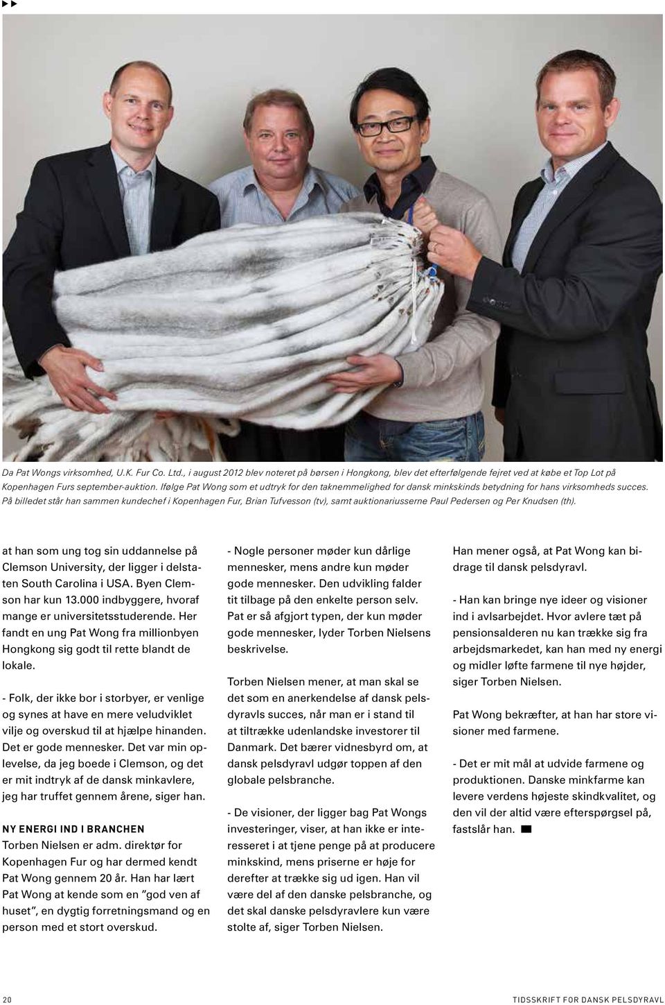 På billedet står han sammen kundechef i Kopenhagen Fur, Brian Tufvesson (tv), samt auktionariusserne Paul Pedersen og Per Knudsen (th).