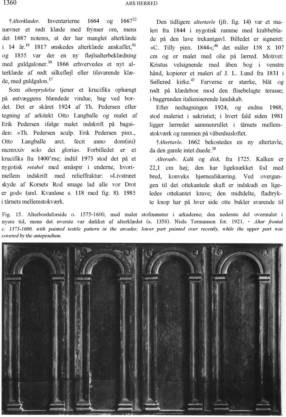 17 Som alterprydelse tjener et krucifiks ophængt på østvæggens blændede vindue, bag ved bordet. Det er skåret 1924 af Th.