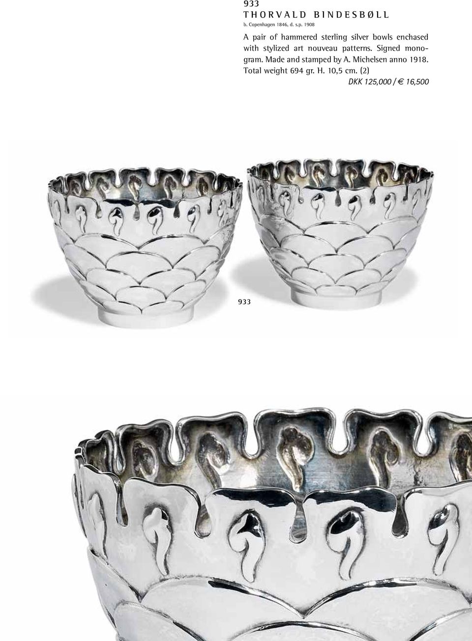 1908 A pair of hammered sterling silver bowls enchased with stylized art
