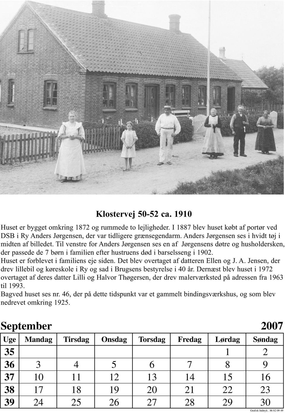Til venstre for Anders Jørgensen ses en af Jørgensens døtre og husholdersken, der passede de 7 børn i familien efter hustruens død i barselsseng i 1902. Huset er forblevet i familiens eje siden.