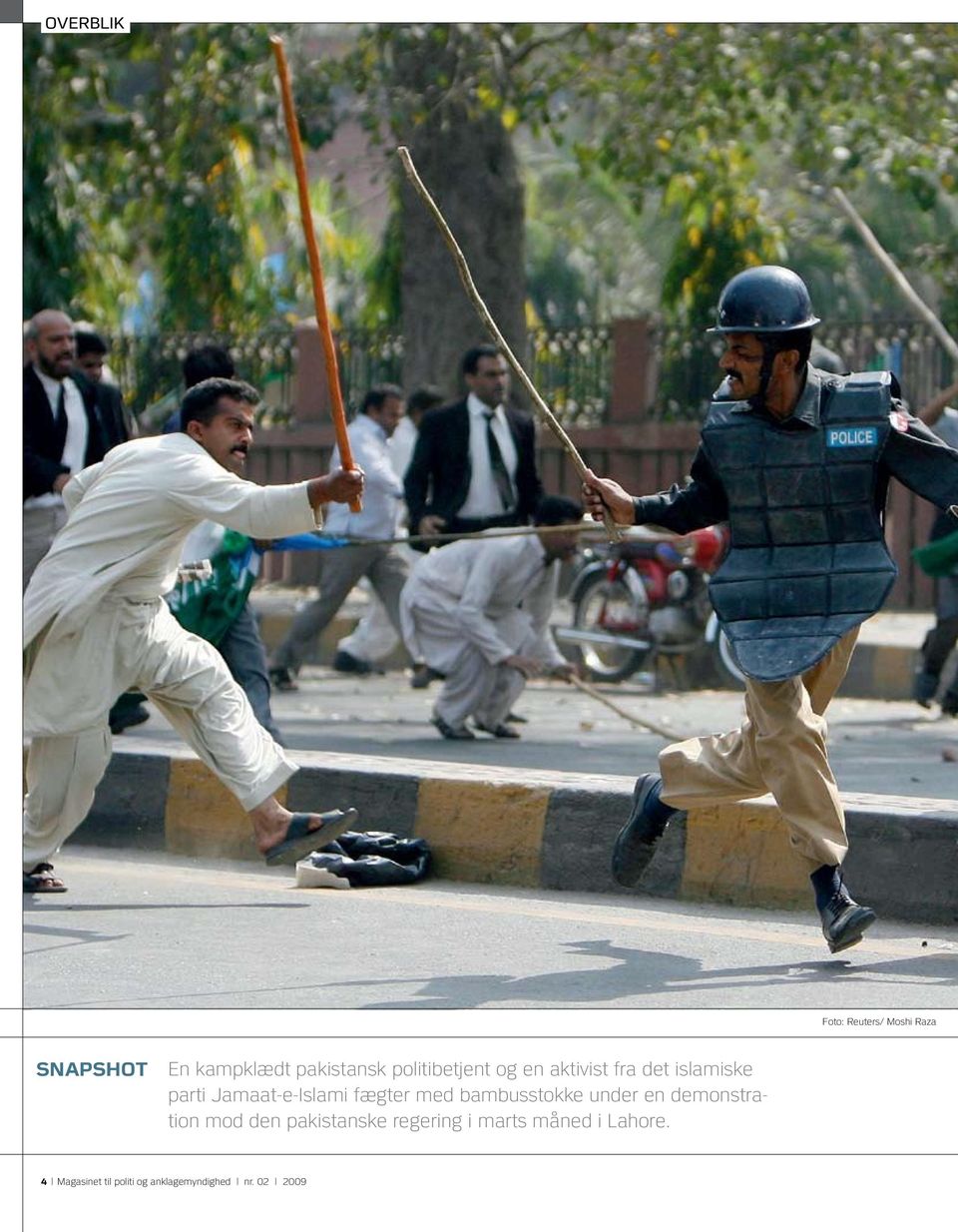 fægter med bambusstokke under en demonstration mod den pakistanske