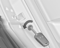 Nøgler, døre og ruder 23 Fejl i centrallåsmekanismen Oplåsning Førerdøren oplåses manuelt ved at dreje nøglen i låsen. De andre døre kan låses op ved at trække to gange i det indvendige dørhåndtag.