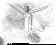 60 Opbevaring Forbered cyklen til fastgørelse Fastgørelse af en cykel på den bagmonterede cykelholder Bemærkninger Den maksimale bredde for pedalarmen er 38,3 mm, den maksimale dybde er 14,4 mm.
