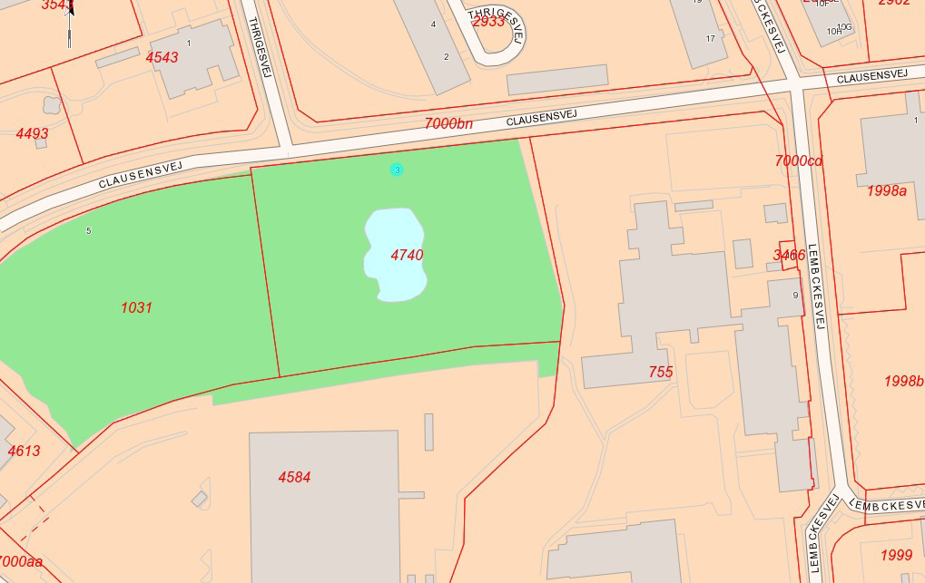 Det samlede grundareal er iht. BBR på 12.492 m2 og udgøres af to tilgrænsende matrikler Clausensvej 3, matr. Nr. 1031 på 6.400 m2 og Clausensvej 5, matr. Nr. 4740 på 6.492 m2. Grundene ejes af University College Syddanmark.