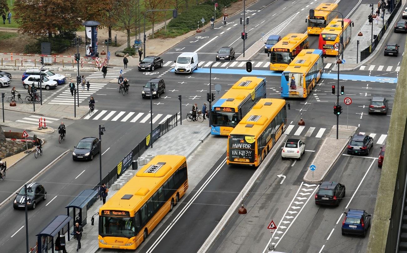 Figur 6.47. Forskudt BRT-stoppested med perroner efter kryds. Dette giver gode muligheder for detektering og prioritering af BRT-busserne.