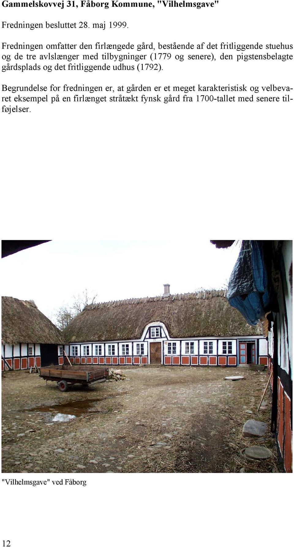 (1779 og senere), den pigstensbelagte gårdsplads og det fritliggende udhus (1792).