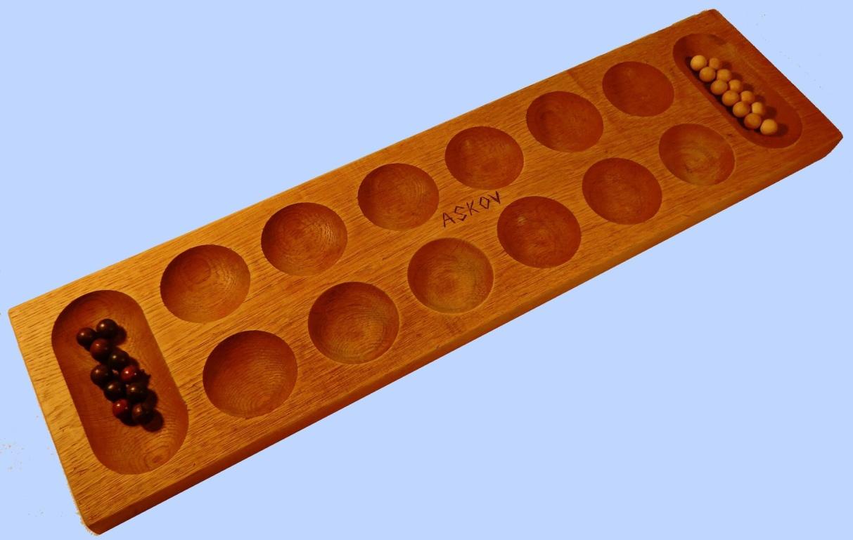 30. Kalaha spil / Eg - kuglerne af hh. palisander og ahorn Kalaha er et spil i mancala familien. Mancala spil stammer fra oprindeligt fra oldtidens nordafrika.