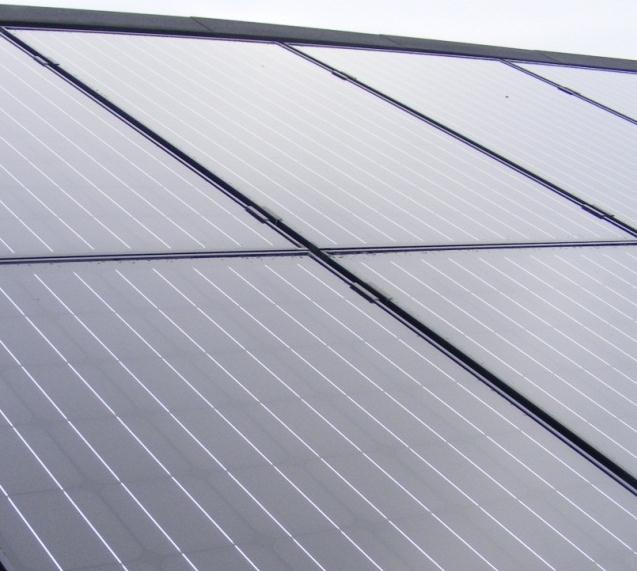 Afstanden fastsættes af sol-panel-producenten. - Justering sørg for at panelerne bliver højdemæssigt justeret i forhold til hinanden, så de fremstår som en samlet flade.