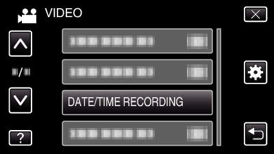 Optagelse Optage videroer med dato og tid Du kan optage videoer sammen med datoen og tiden. Dette skal indstilles når du ønsker at gemme filen med visning af dato og tid.