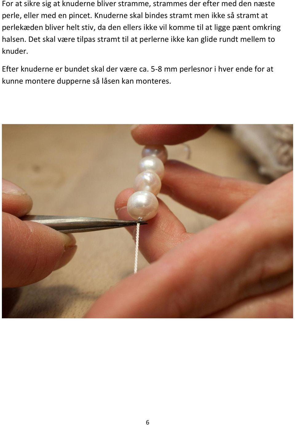 ligge pænt omkring halsen. Det skal være tilpas stramt til at perlerne ikke kan glide rundt mellem to knuder.