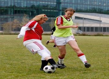 Fodbold er effektiv styrketræning: mange intense løb og specifikke aktioner, der træner muskler og knogler Institut for Idræt og