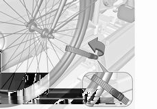 56 Opbevaring Fastgøring af den første cykel 3. Fastgør begge cykelhjul til hjuludsparingerne med holdestropperne. 4. Kontroller, at cyklen er sikret ordentligt. 1.