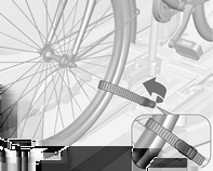 62 Opbevaring Drej klemarmen til siden (1), og træk låsestiften ud. Afmonter den venstre del af holderen (2). Fastspænding af en cykel Før den venstre del af holderen ind i den højre del (1).