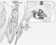 Opbevaring 63 3. Fastgør begge cykelhjul til hjuludsparingerne med holdestropperne. 4. Kontroller, at cyklen er sikret ordentligt. 1.