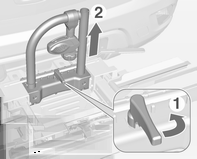 66 Opbevaring Afmontering af cykelholderen 2. Knap remmen op. Drej klemarmen til siden (1), og træk låsestiften ud. Afmonter den øverste del af holderen (2).
