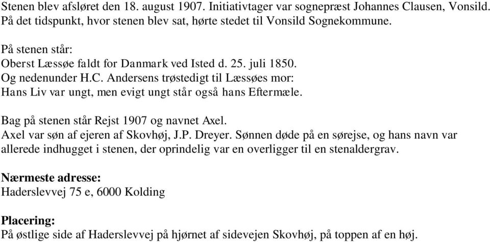 Andersens trøstedigt til Læssøes mor: Hans Liv var ungt, men evigt ungt står også hans Eftermæle. Bag på stenen står Rejst 1907 og navnet Axel. Axel var søn af ejeren af Skovhøj, J.