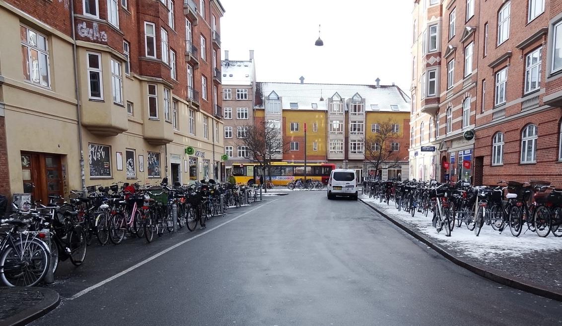 FACADER & SKILTNING ZONE 2 Cykelstativer bør placeres på de mindre sidegader for at skabe mere plads på de smalle fortov langs gaden.