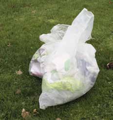 Hvis du benytter sække til at transportere dit affald til genbrugspladsen i, skal sækkene være af klar plast, så pladsfolkene kan se hvad du har med.