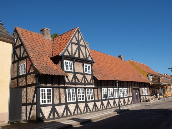 Det middelalderlige gadenet i den indre by er stort set intakt med en meget bred torvegade, der er ledsaget af tværgående stræder.