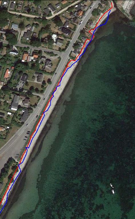 SANDEROSION SYD FOR FAXE Å 3/7 Figur 2 Sammenligning af kystlinje for Faxe Ladeplads (rød linje: år 2013 fra Google earth satellitbillede, blå linje: år 1954 fra COWI foto) 2.