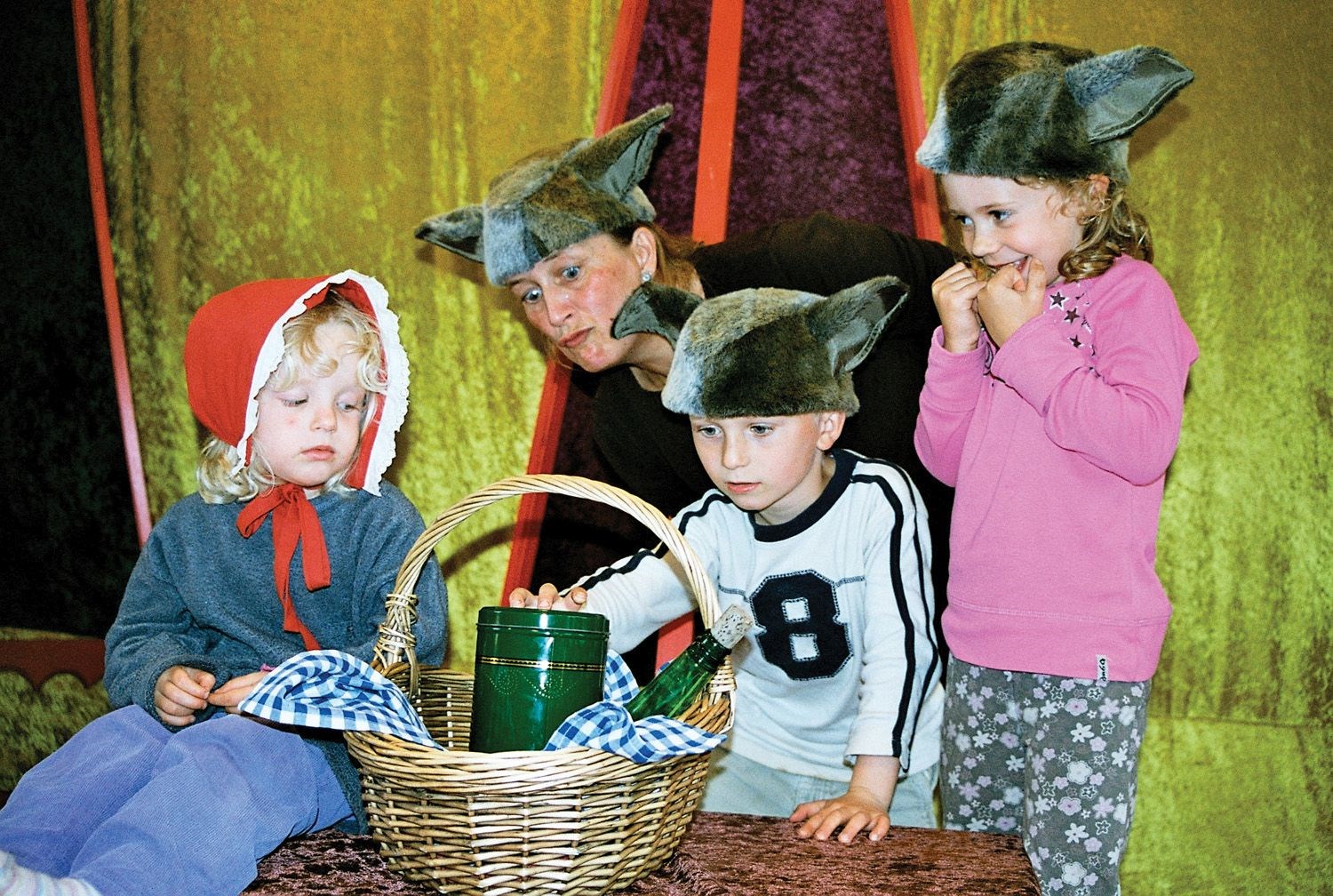 Rødhætterne og De 3 Bukke Bruse Legeforestilling med levende musik og sang af børneteatret Ratatas. Børn og voksne inviteres med i spillet. Eventyrene spilles hver for sig.