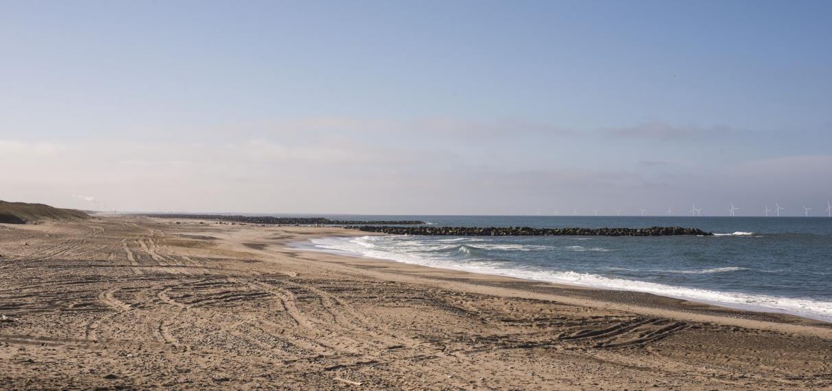 Figur 23-7. Fotostandpunkt 11. Udsigt fra stranden ved Agger mod syd. Øverst uden havmøller og efterfølgende med henholdsvis 3 MW og 10 MW havmøller.