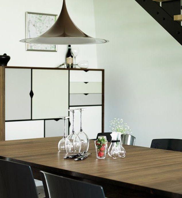 T3 SPISEBORD Design: bykato Producent: Andersen Furniture T3-bordet er skabt ud fra ønsket om at lave et klassisk spisebord med super funktionelle detaljer.
