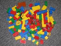Lego-øvelse - samling af figur 1. Der dannes flere grupper 2. Hver gruppe får otte Legoklodser i forskellige farver 3. Klodserne afleveres i en blok, der er 2 x 6 x 4 4.