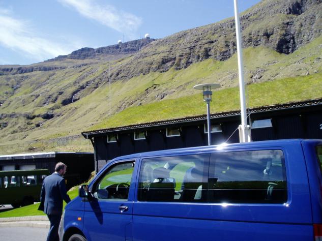 Rigsombudsmanden på Færøerne Side 4 Billeder: Radarradome på toppen af Sornfelli og udsigt til toppen af Sornfelli fra lejren i Mjørkadal.