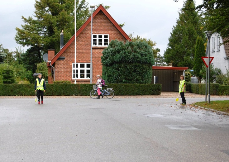 Skolepatruljen Skolepatruljen i Bevtoft har to funktioner: 1. Følge alle gående over ved Krügersvej og Hyrupvej når skoledagen starter. 2.