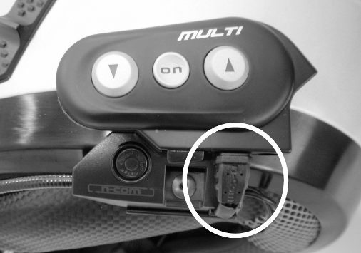 3.3. Placering af højtalern Multi 2 Fig. 6 Fig. 7 Fjern den selvklæbende film fra velcrobåndet (fig. 6). Anbring højtaleren så den sidder godt fast på puden. Operationen gentages på begge sider(fig.