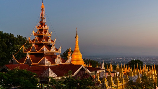 Dagen indeholder også en tur op på Mandalay Hill (240 m), hvorfra I har en helt fantastisk udsigt. På toppen finder I både pagoder og klostre.