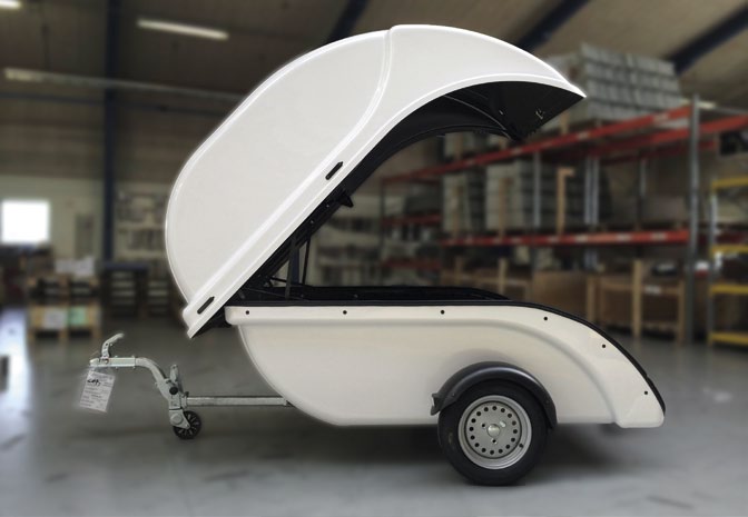 Amigo trailer, et rullende bagagerum til primært små biler Vakuumformet inderbeholder til køleskabe Volvo Pads til støtteben på entreprenørmaskiner Windhood, front, fremstillet for TPI, til