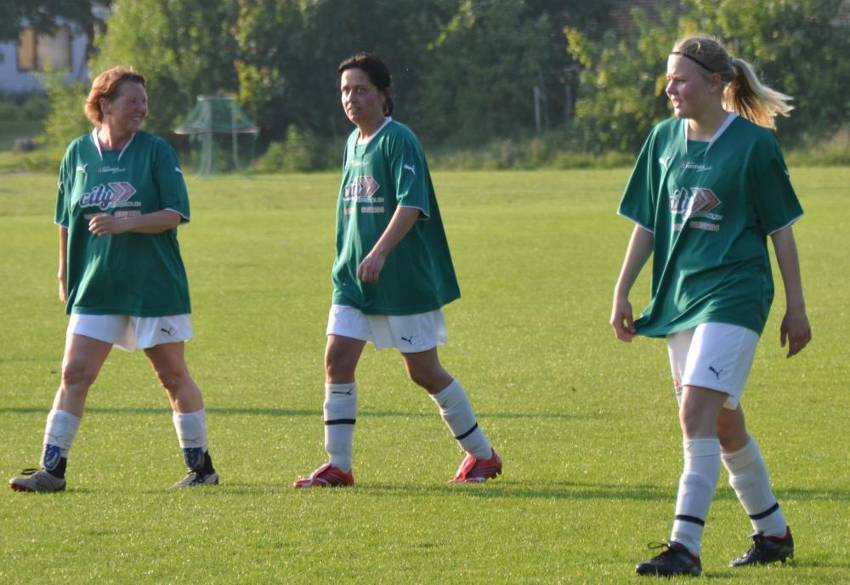 NIF Nyt PIGERAKETTEN Pigefodboldafdelingen i NIF, har igen i 2011 afholdt DBU pigeraketten.