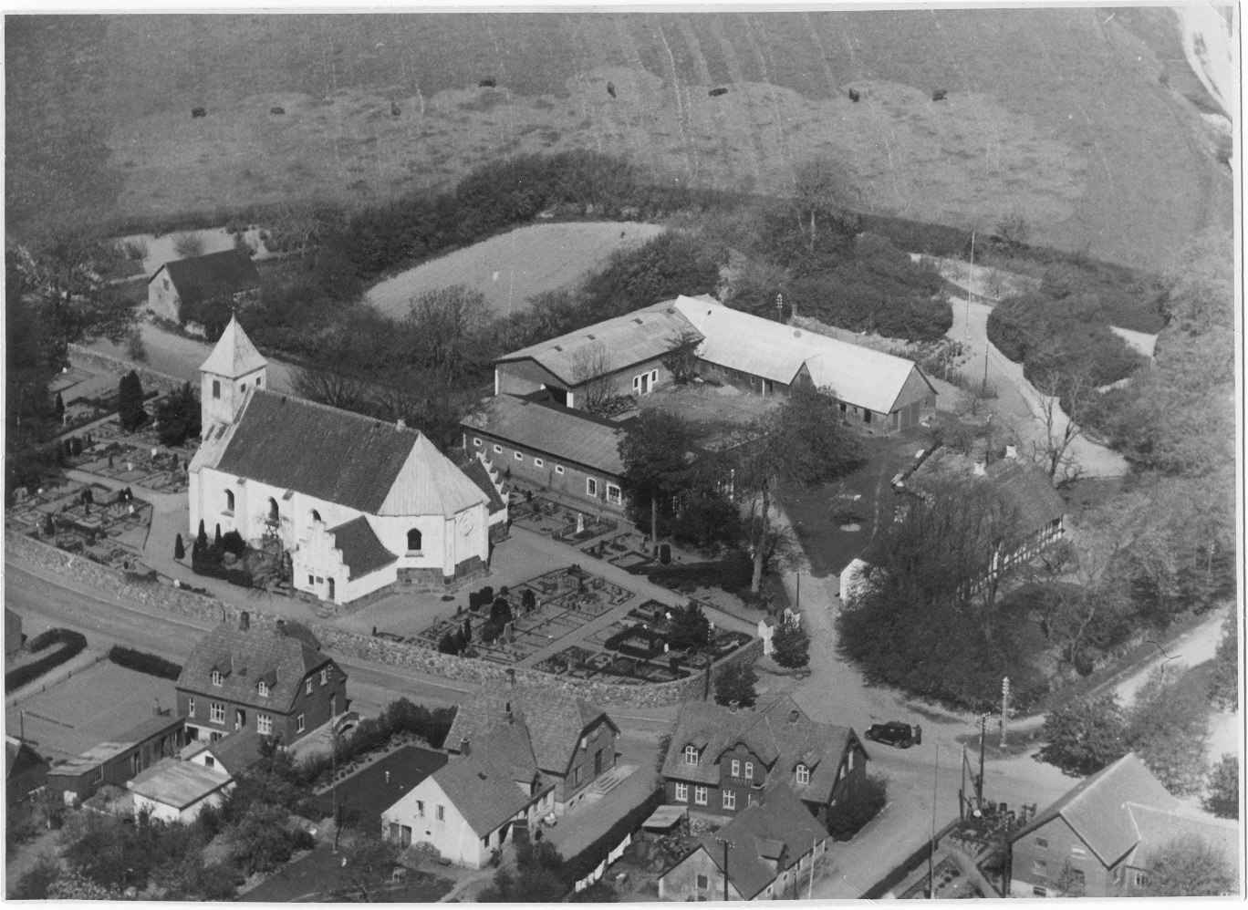 Ballevej år 1900, skolen er til højre. Tirstrup er sognekommune sammen med Fuglslev sogn og byen udvikler sig stille og roligt. Der kommer el til byen i 1920.