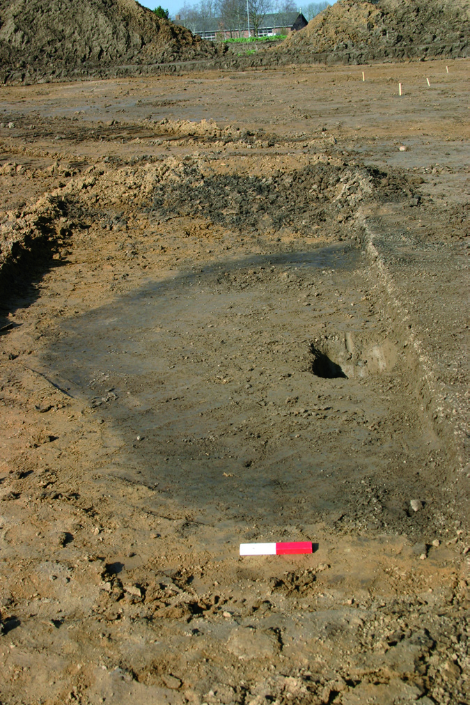 Brandgraven A1380 er beliggende midt i felt 62. Selve graven er 40 cm i diameter og rundbundet 15 cm dyb. Den ligger tilsyneladende i en nedgravning, der er lidt større.