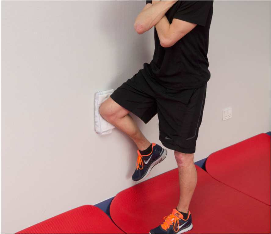 2. SIDEPLANKEN Læg dig på siden med strakte ben og med vægten på albue og fod. Spænd muskelkorsettet og løft bækkenet fri af underlaget. Hold stillingen i 50 sekunder. 3.