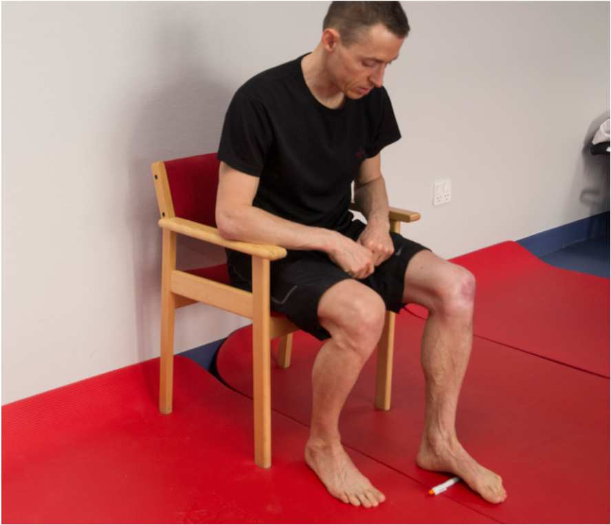 4. RYGLIGGENDE 2-BENS BÆKKENLØFT Læg dig på ryggen med bøjede knæ og armene på gulvet. Spænd muskelkorsettet og balderne. Rul ryggen langsomt op, indtil hofterne er strakte.