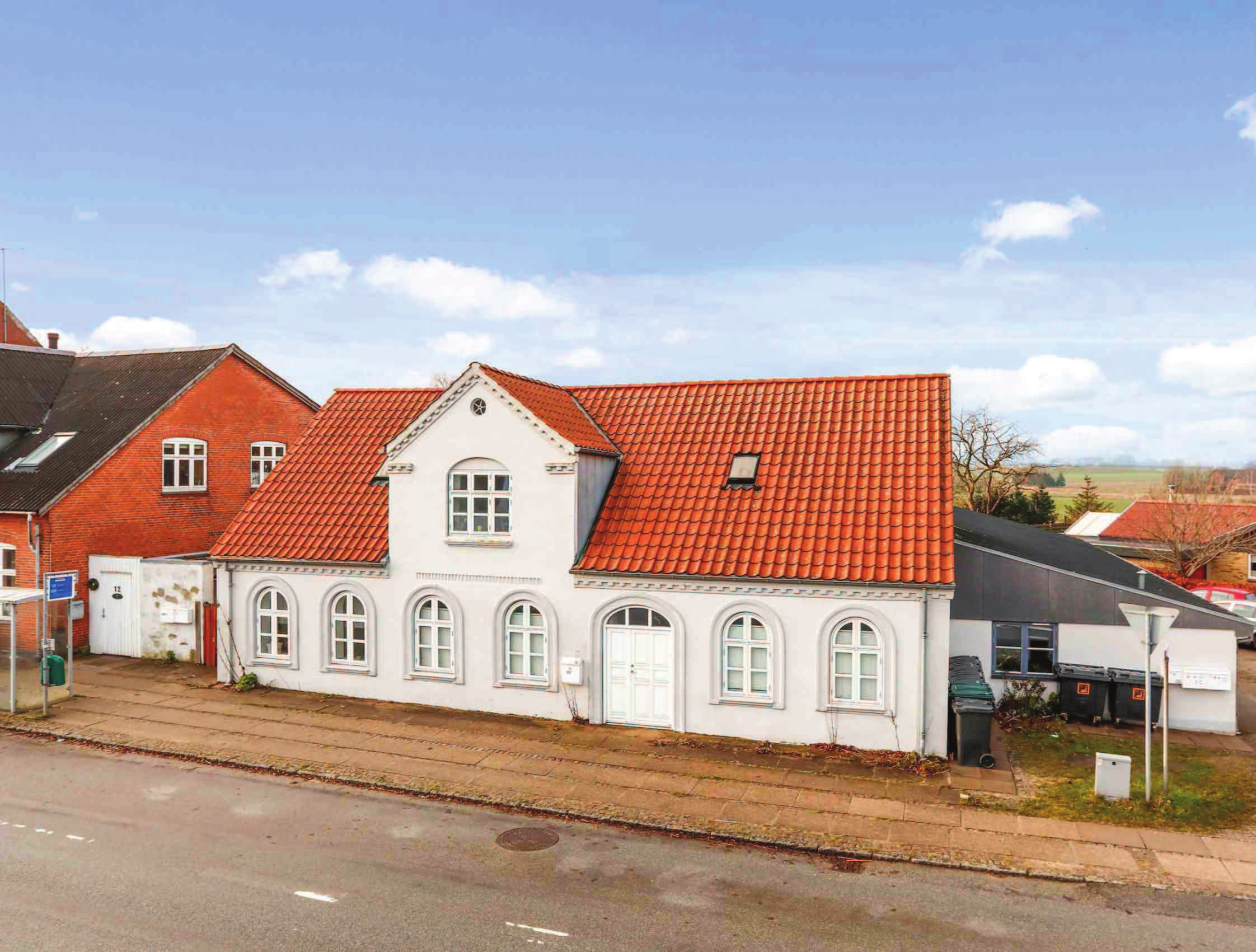 Investeringsejendom med 7 lejligheder Ombygget/nyindrettet i 2003 Sag 20814 TIL SALG Gedved - Egebjergvej 10A-C & Martinsvej 2 A-D Forbygning med 1 lejlighed i stueetage og 1