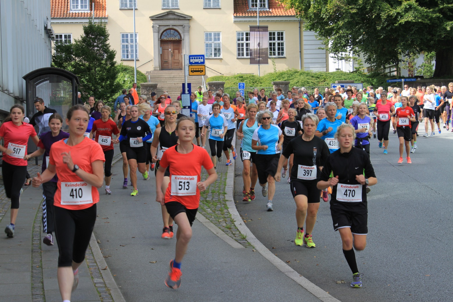 Kvindeløb I år havde kvindeløbet flest deltagere, af de løb vi er med i. Blev afholdt lørdag d. 29 august fra Store Torv.