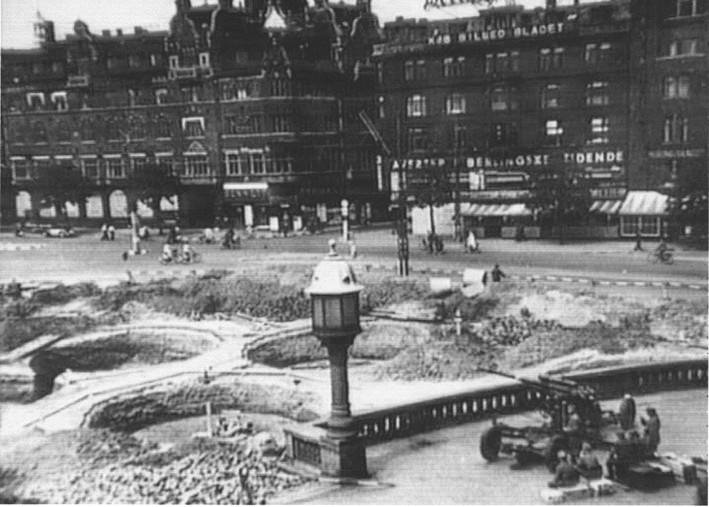 Glimt af den militære magtdemonstration i 43 og 44 Uimponerede afslappede nysgerrige fulgte danskerne den tyske parade. Tyske tanks kørte rundt i de københavnske gader.