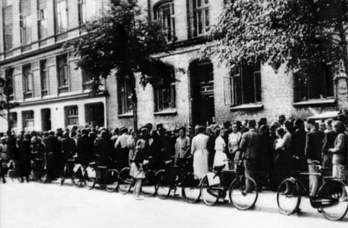 Kø foran bagerforretning Danmarks Frihedsråd definerede aktionen som terror Den 27. oktober 1943 rettedes et sprængstofattentat mod værtshuse Mokka på Strøget i København.