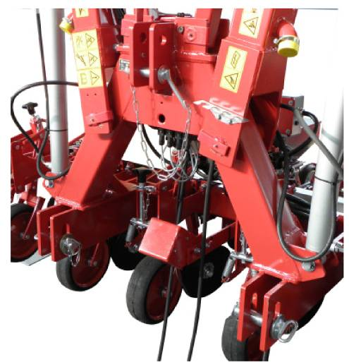 3. Markarbejde 3.1. Tilkobling til traktoren Efter såmaskinen er monteret på traktoren, kan der ske en forværring af traktorens køremuligheder på grund af aflastning af forakslen.